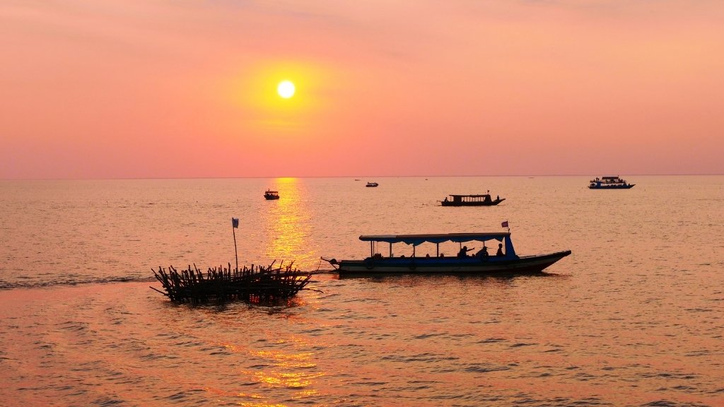 Boat tours on the Tonle Sap river