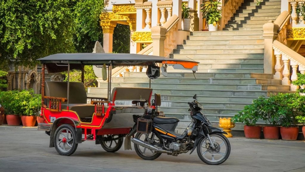 Travel by boat along the Mekong river Remork - A unique means of transport in Cambodia
