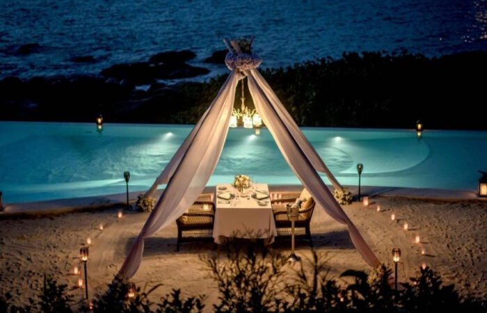 Le dîner au bord de la piscine