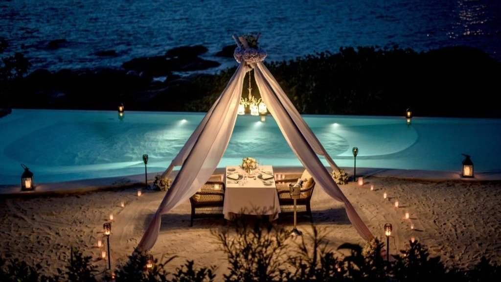 Le dîner au bord de la piscine